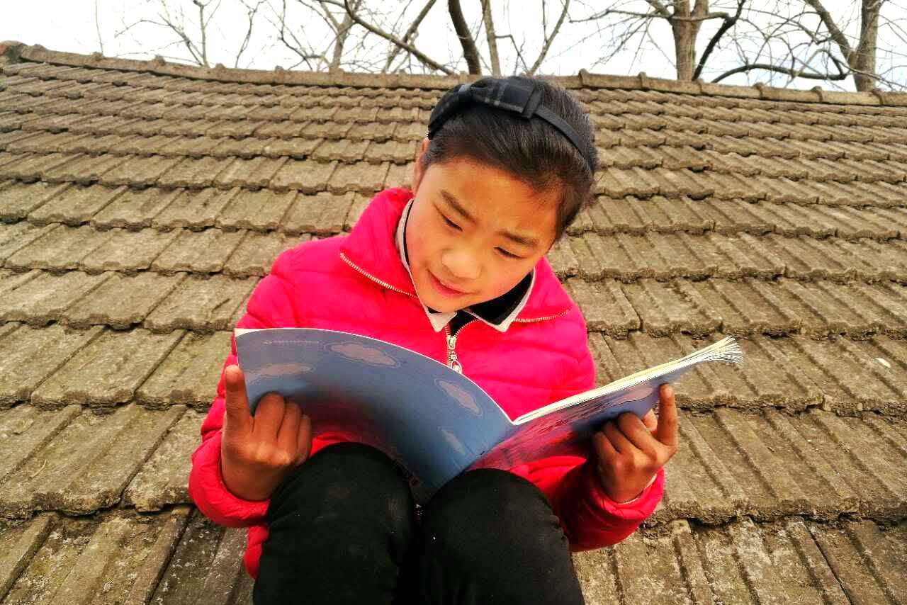 邳州最励志小学生 寒假屋顶写作业