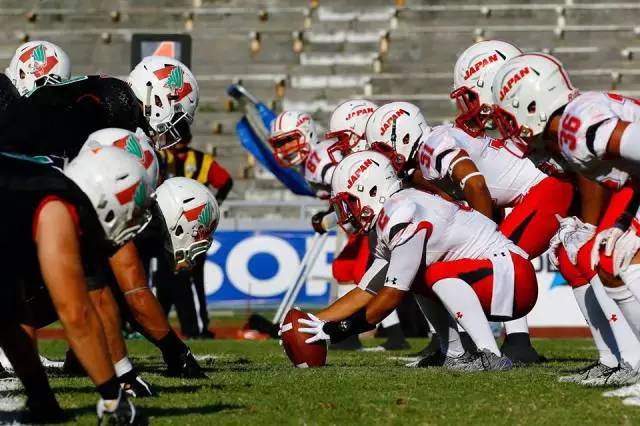 在国际橄榄球赛场上与身高2米的大个子交手,是