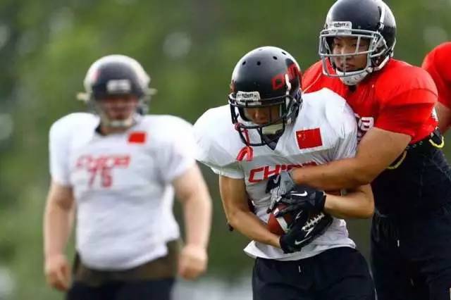 在国际橄榄球赛场上与身高2米的大个子交手,是