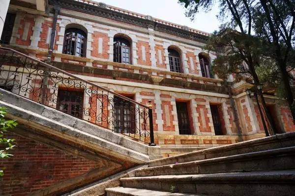 云南口碑很好却很难考的高中、大学,以后孩子