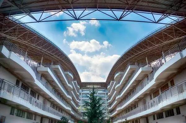 云南口碑很好却很难考的高中、大学,以后孩子