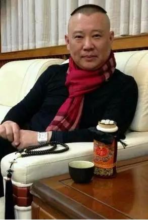 于谦包着长颈鹿的蜜蜡OUT了!德云社大咖们的文玩撑起个文玩店