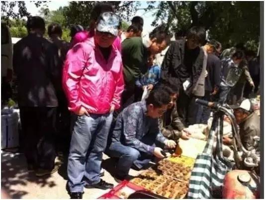 于谦包着长颈鹿的蜜蜡OUT了!德云社大咖们的文玩撑起个文玩店
