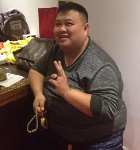 于谦包着长颈鹿的蜜蜡OUT了!德云社大咖们的文玩撑起个文玩店