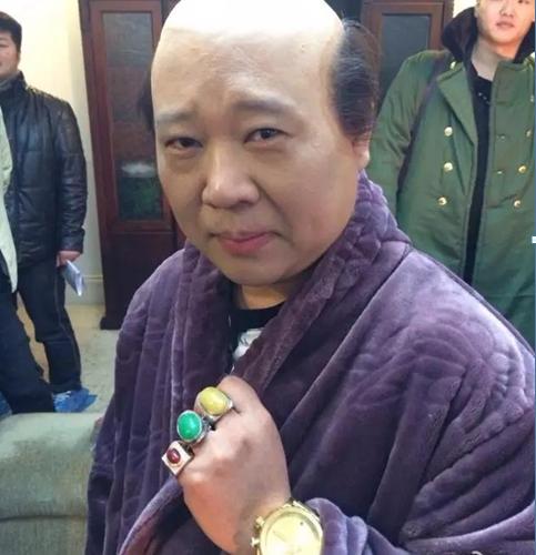 于谦包着长颈鹿的蜜蜡OUT了!德云社大咖们的文玩撑起个文玩店