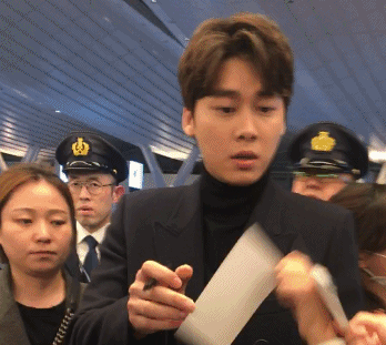 近日,李易峰回国在机场一一为粉丝签名,还吐舌头卖萌,羡慕在场的粉丝