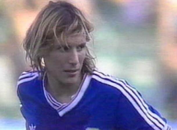 永远的风之子!水爷曾迷恋他的发型,90世界杯攻