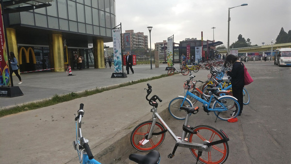 然而现在这种牛皮癣式的小广告已经发展到了共享单车上面.