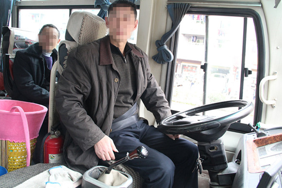 客车驾驶员将安全带系腰上 违规使用被罚200元