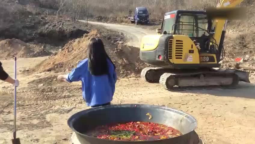 蓝翔校花挖掘机爆炒小龙虾