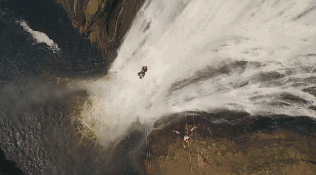 征服天空的雄鹰 抑或是手握直升机操纵杆 驾驶着钢铁机器翱翔在蓝天之