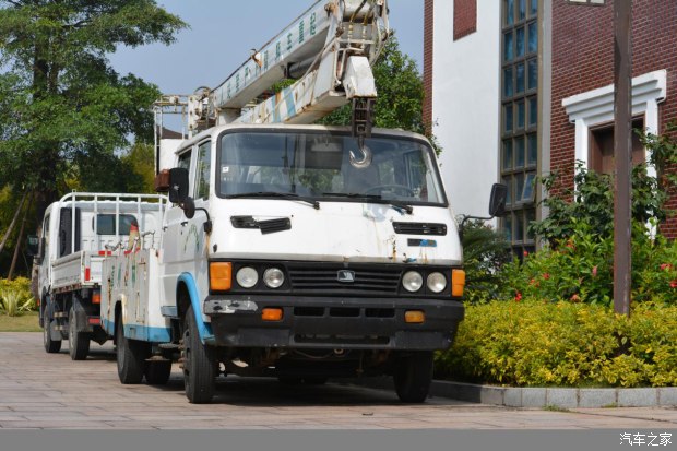 路边的经典:跃进城市绿化维护车