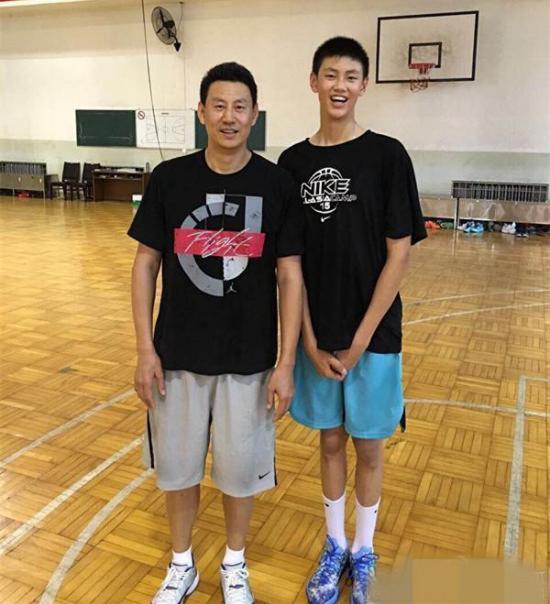 李楠的儿子16岁身高已达2米多,篮球天赋出众,