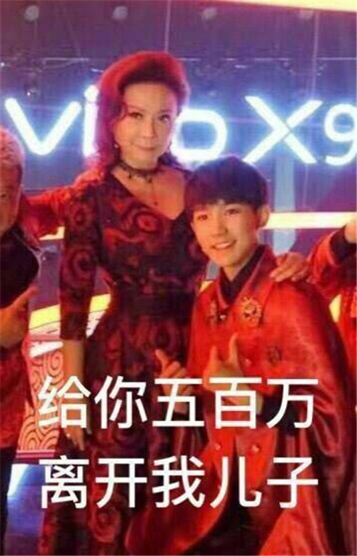 王源回学校遭同学爬窗围观,校长出面维护秩序