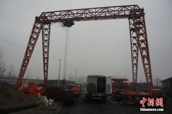 矿井井口外，救援人员和车辆等候待命。 韩章云 摄