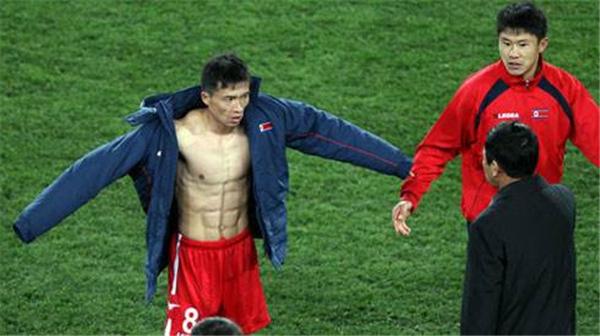 朝鲜球星练出腹肌洞穿五星巴西球门,国足却一