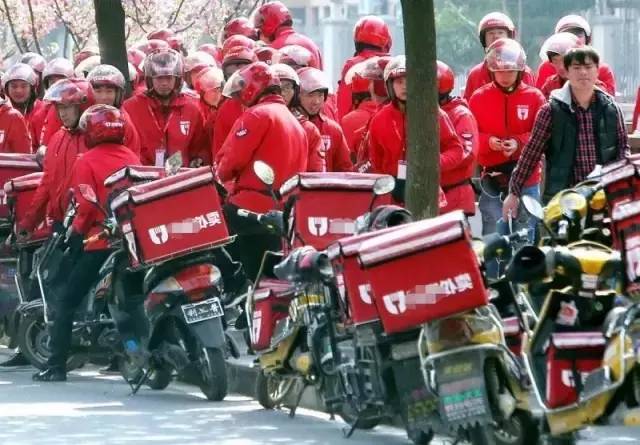 看到快递员的现状后,我选择了去送外卖