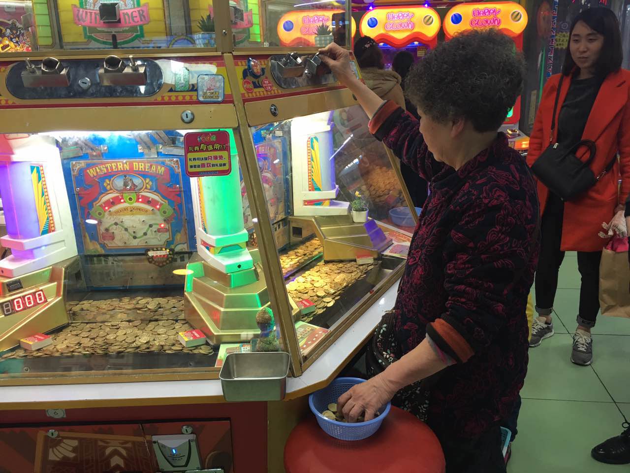 重庆一婆婆每天都要去游戏厅玩老虎机 她说很