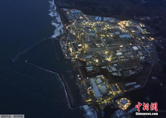 资料图：“3-11”大地震5周年纪念日的前一天，福岛第一核电站在黄昏中停运亮灯的场景。