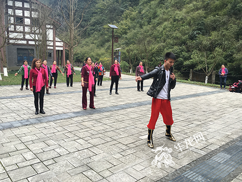 广场舞王子来啦!南川神龙峡游客同跳广场舞