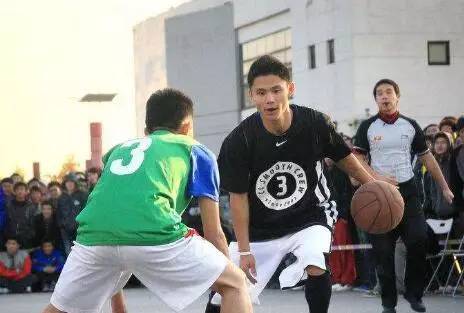 街球王吴悠不务正业?运球无解,不打街球变身弹