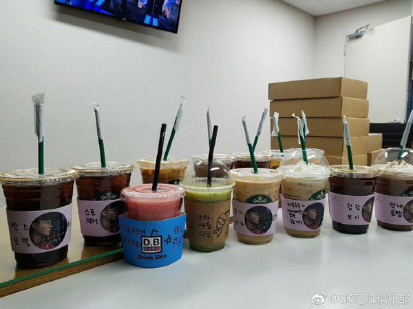 Faker出道四周年 蜗壳化身表情包!_esports电子