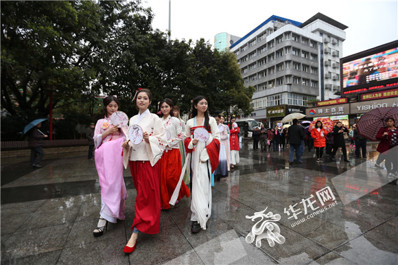 十二“金钗”美女盛妆走进街头，共邀市民一同赏花。记者 李裕锟 摄.JPG