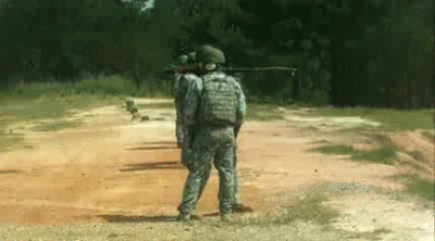 实战镜头武装分子的猪队友作死被一发rpg火箭尾焰喷头喷死