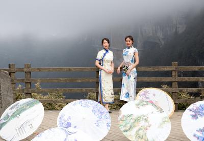 旗袍爱好者齐聚金佛山 千米绝壁展风姿(图1)