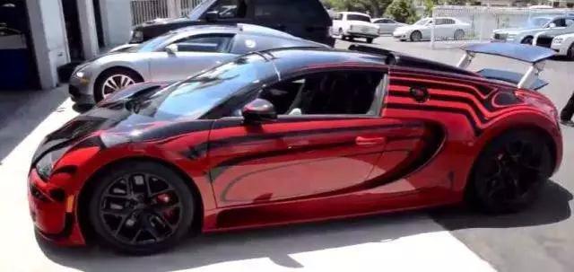 看四千万的布加迪 撕掉防尘膜的一刻