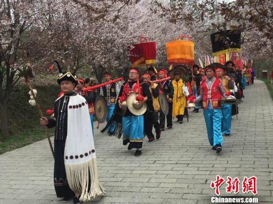 图为祭花神活动。 杨光振 摄 图为祭花神活动。 杨光振 摄