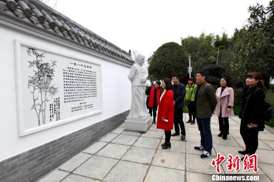 衡阳廉政文化雕塑园免费对市民开放后，成了市民休闲出游的好去处。　李涛 摄