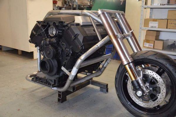 使用宝马双涡轮增压V8的重型摩托车