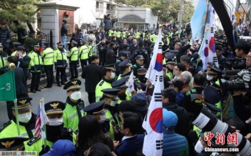 資料圖：韓國(guó)民眾聚集在庭審樸槿惠的法院外