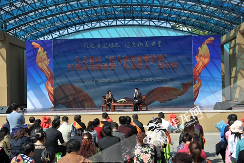 三位“九龙坡好人”先进典型依次登台,现场分享了自己的经历和故事 通讯员 周邦静 摄.jpg