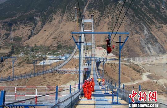 “川藏第一桥”首根主缆索股成功架设