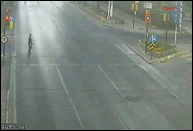 惊心动魄三十秒:天上不掉馅饼下钢筋雨