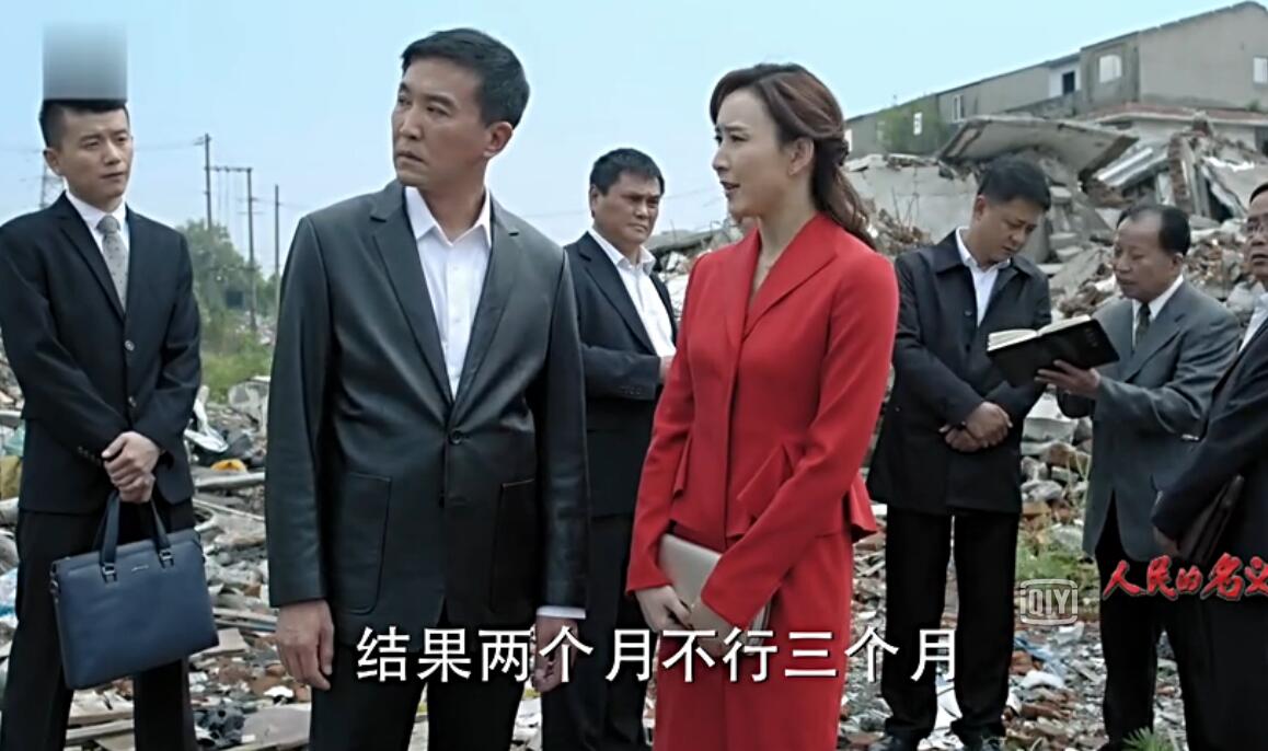 在这群“人民的大叔”中间，红裙子的胡静才是颜值演技双在线啊