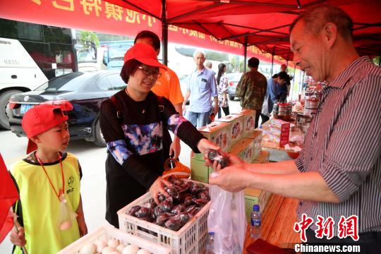图为小池镇特色农产品受到了游客的欢迎。 赖好 摄 图为小池镇特色农产品受到了游客的欢迎。 赖好 摄