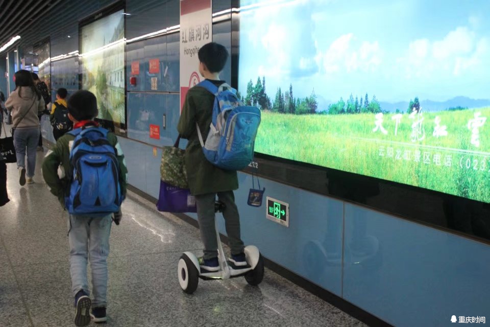 重庆10岁男孩骑平衡车挤地铁 回头率爆表