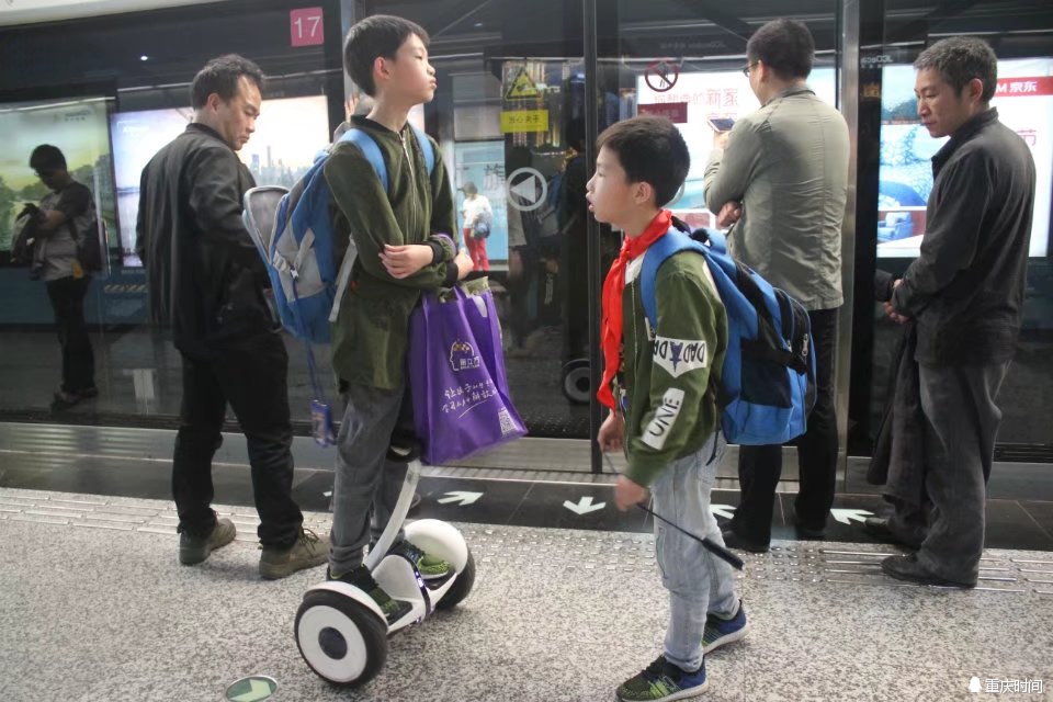 重庆10岁男孩骑平衡车挤地铁 回头率爆表