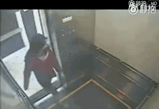 随后, 以一种防备的姿态立正站在门外看不到的视觉死角中
