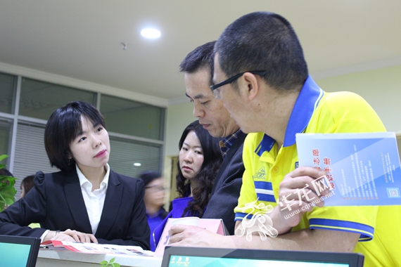 旭德工作人员正在为家长们解答志愿填报的疑惑 蒲思静 摄.jpg