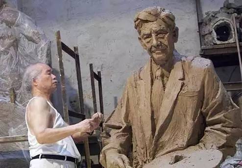 现在,老先生的腿脚不灵便了,外出要坐上轮椅,但仍要费一番舟车劳顿给