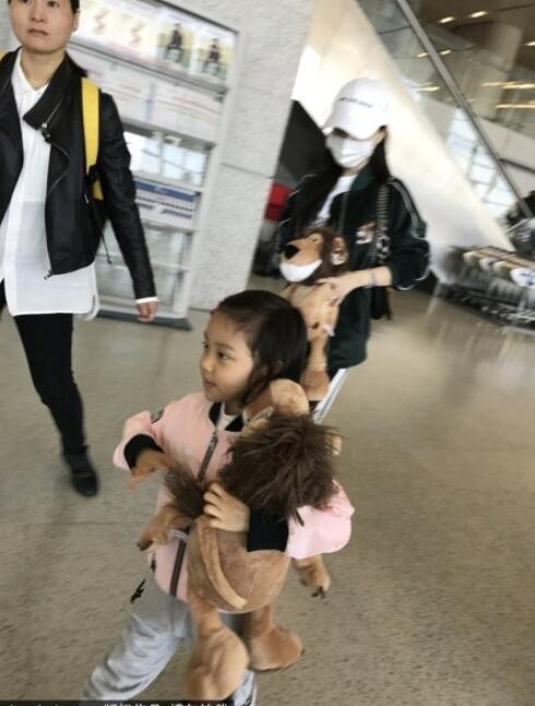李小璐带女儿去机场，结果网友却因这件事气炸了(图)