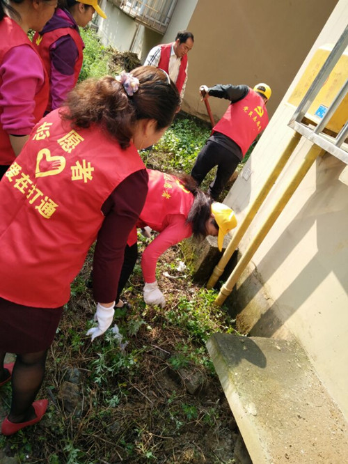 綦江打通镇兴隆湾社区开展环境卫生整治志愿服