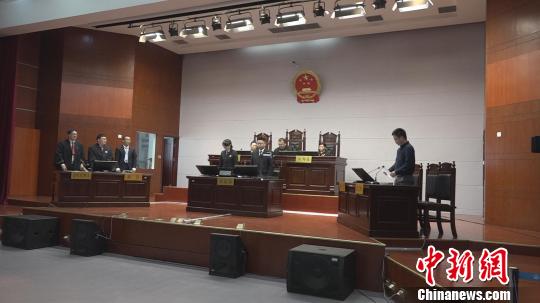 庭审最后，法庭宣布休庭，择期宣判。　刘鹏摄