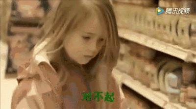 接下来的视频中,一位年轻姑娘撞到了小女孩,却像什么都没发生一样