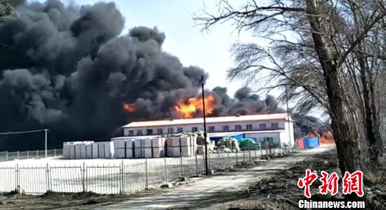 哈尔滨一农药厂起火浓烟滚滚 过火面积达900余平米
