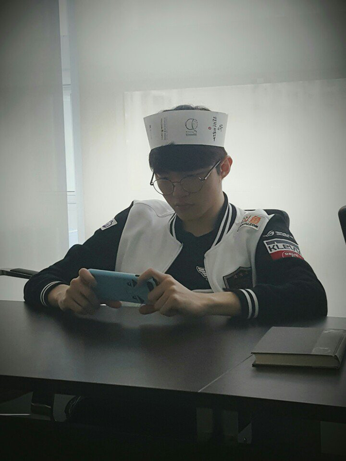 SKT全新队服首次曝光 三冠标志绣于队标之上